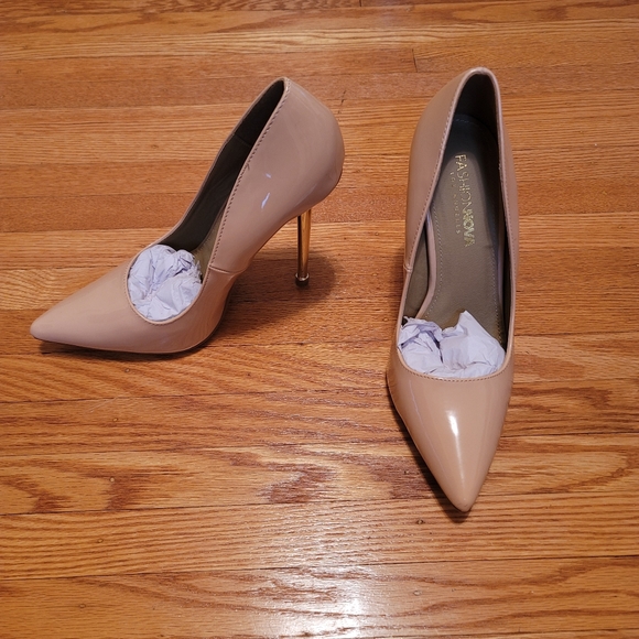 NUDE PUMPS WITH GOLD ACCENT HEELS Sz 8 - Picture 2 of 3